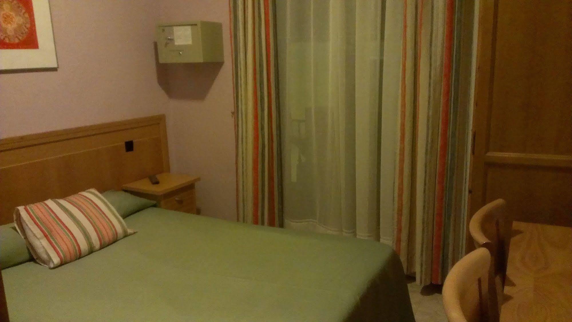 Hostal Cruz Sol Madrid Exterior photo